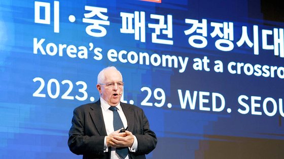 フィナンシャル・タイムズのマーティン・ウルフ首席経済論説委員が２９日にソウルで開かれた中央フォーラムで基調演説をしている。キム・ヒョンドン記者