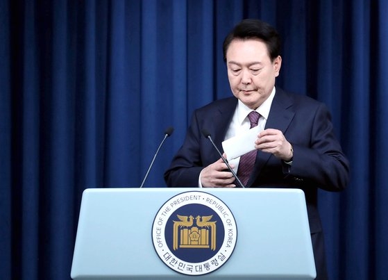 尹錫悦（ユン・ソクヨル）大統領が２９日、国際博覧会の誘致失敗に関連し、国民向け談話を発表した。尹大統領は「予測が大きく外れたようだ」として自ら謝罪した。　［写真　大統領室写真記者団］