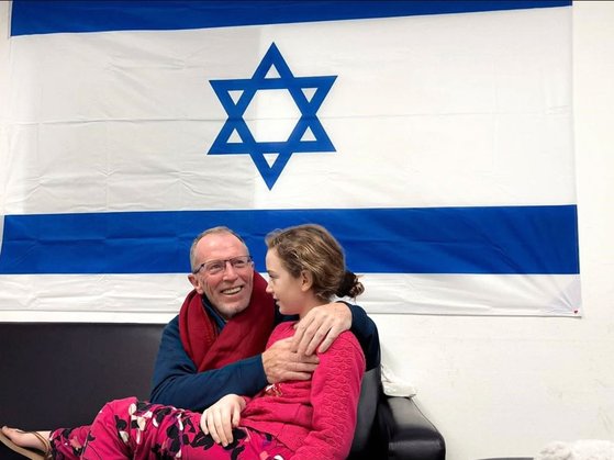 ハマスに拉致されたエミリー・ハンドさんが２５日（現地時間）、５０日ぶりに帰ってきて父親のトーマス・ハンドさんと再会した。［写真　ＩＤＦ公式サイト　キャプチャー］