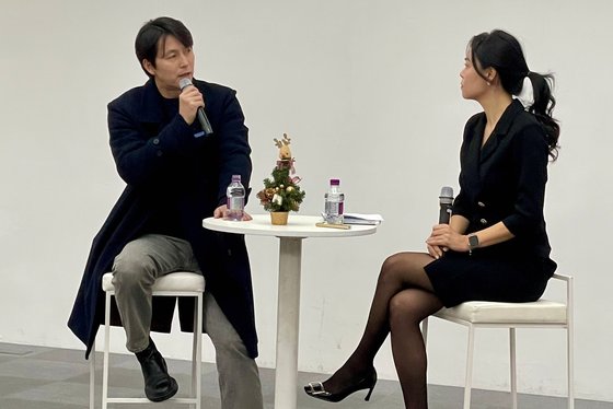 国連難民高等弁務官事務所（ＵＮＨＣＲ）親善大使の俳優チョン・ウソンさんが４日、ソウル市庁市民庁太平ホールで開かれた法曹公益会「ナウ」の創立１０周年記念行事中にトークコンサート「難民、そしてともに生きる世の中」に参加して難民関連の活動経験談などを明らかにしている。［写真　法曹公益会ナウ］