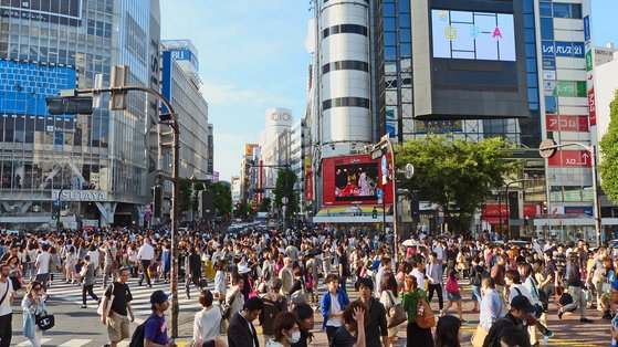 コロナが落ち着いて外国人観光客が増えた東京は多くの人々で賑わっている。写真は渋谷。　中央フォト