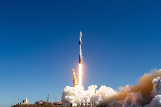 ２日、韓国軍初の軍事偵察衛星１号機が米カリフォルニア州のヴァンデンバーグ宇宙軍基地で打ち上げられた。　［写真　スペースＸ］
