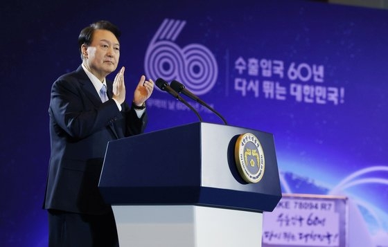 韓国の尹錫悦（ユン・ソクヨル）大統領が５日、ソウル三成洞（サムソンドン）ＣＯＥＸで開かれた第６０回貿易の日記念式典で拍手をしている。［写真　大統領室写真記者団］