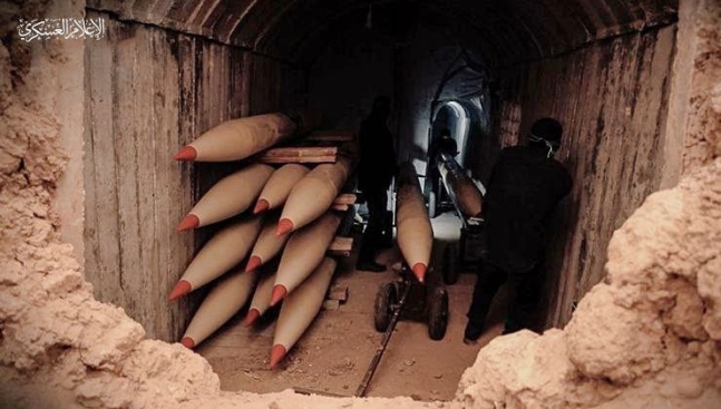 ガザ地区に掘られたトンネルでロケットを運ぶハマス隊員　［Ｘ（旧ツイッター）キャプチャー］