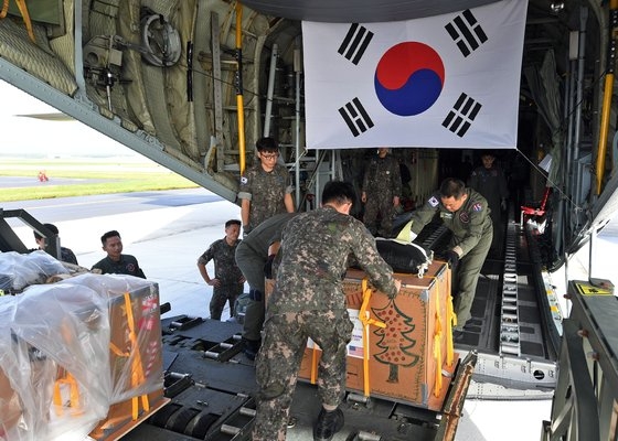 韓国空軍が去年１２月、太平洋島嶼地域に届けるクリスマスプレゼントの箱を点検している。［写真　韓国空軍］