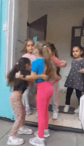 ハマスの人質から解放されたイスラエルの少女が友達と抱き合う姿　［映像　イスラエル教育省］