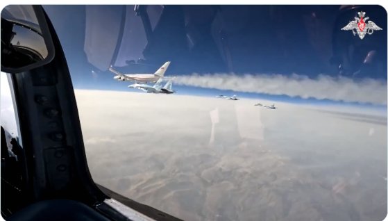 ロシア国防省が６日に公営放送を通じて公開した動画にはロシアの主力戦闘機Ｓｕ３５Ｓがプーチン大統領の専用機を護衛飛行する姿が写っている。［Ｘ（旧ツイッター）　キャプチャー］