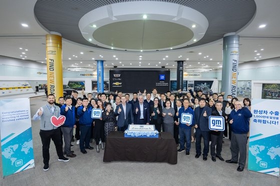 ＧＭ韓国事業場は６日、累計輸出１０００万台記念式を富平（プピョン）本社で開いた。２００２年に韓国事業場ができてから２１年間で輸出１０００万台を達成した。　［写真　ＧＭ］