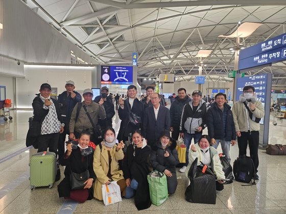 ６日、仁川（インチョン）国際空港で慶尚北道栄州市（ヨンジュシ）外国人季節労働者が出国に先立ち記念撮影している。栄州市はこの日彼らのための歓送行事を行った。 ［写真　栄州市］