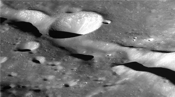 タヌリが撮影した月裏面のシュレディンガー峡谷。［写真　韓国航空宇宙研究院］