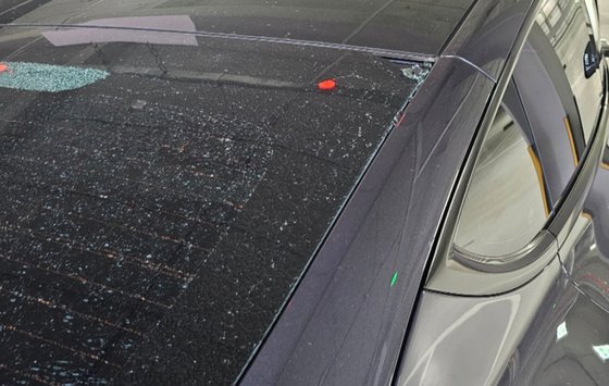 酷寒の中、テスラ「モデルＹ」の一部の車のリアガラスが割れたという情報提供がオンラインコミュニティーに載せられた。　［オンライン　コミュニティ　キャプチャー］