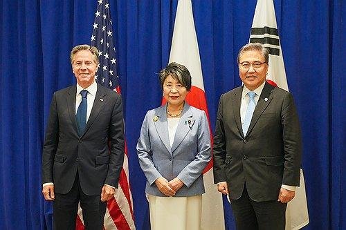 朴振（パク・ジン）外交長官（右）、ブリンケン米国務長官（左）、上川陽子外相　［写真　外交部］
