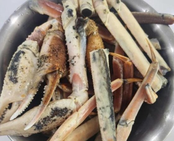 鷺梁津水産市場の商人Ａさんがある高校生に販売したという変質したズワイガニの脚の写真。［オンラインコミュニティ　キャプチャー］