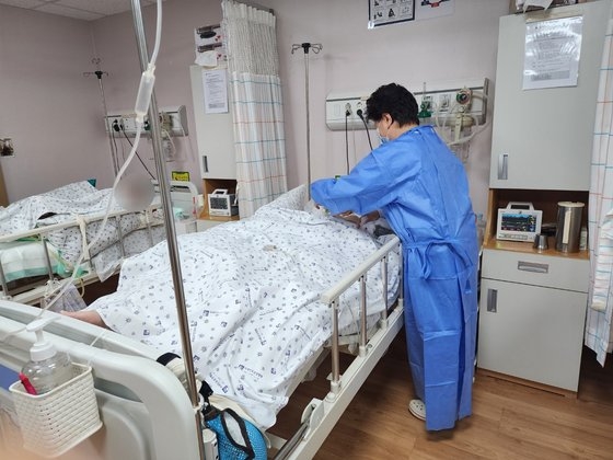 ソウル九老区（クログ）のある療養病院で看病人が患者を世話している。ナム・スヒョン記者