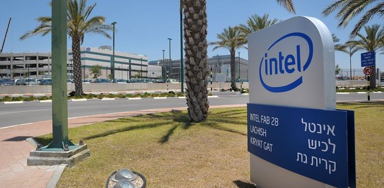 イスラエルのキリヤット・ガットにあるインテルの半導体生産施設「ファブ２８」のオフィス全景。イスラエルとハマスの武力衝突が極限に突き進み生産への支障の懸念がますます大きくなっている。［中央フォト］