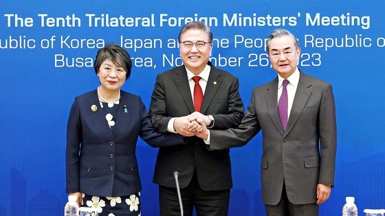 韓国の朴振外交部長官と日本の上川陽子外相、中国の王毅外相が先月２６日午後、釜山のヌリマルＡＰＥＣハウスで韓日中外相会議をする前に記念写真を撮っている。韓日中外相会議が開かれたのは２０１９年８月から４年３カ月ぶりだ。ソン・ボングン記者