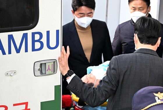 釜山で男に刃物で刺された李在明（イ・ジェミョン）共に民主党代表が２日午後、ソウル鍾路区（チョンノグ）ソウル大病院救急室に搬送されている。　キム・ギョンロク記者