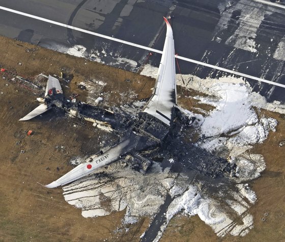 滑走路の上で全焼した日本航空の旅客機。［写真　ＡＰ＝聯合ニュース］