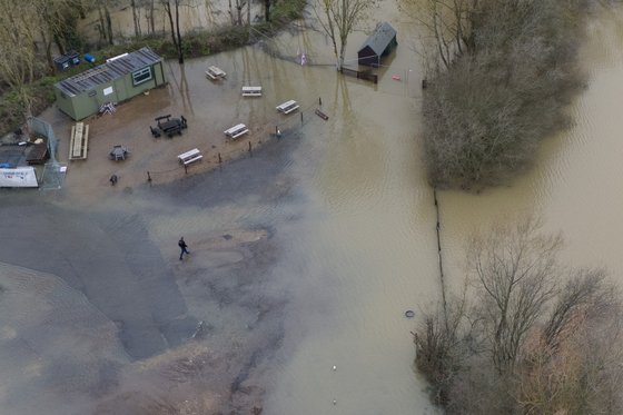 大雨で低地帯に氾濫した英ロディング川［写真　ＥＰＡ＝聯合ニュース］