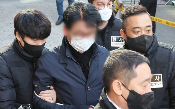 李在明（イ・ジェミョン）共に民主党代表を刃物で襲ったキム容疑者が４日、拘束令状実質審査を受けるため釜山蓮堤（ヨンジェ）警察署を出ている。　ソン・ボングン記者