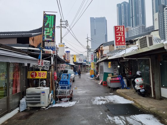 ９日、ソウル東大門区（トンデムング）付近の路地でポシンタン店が営業中だが、客は少なかった。　パク・ジョンソ記者