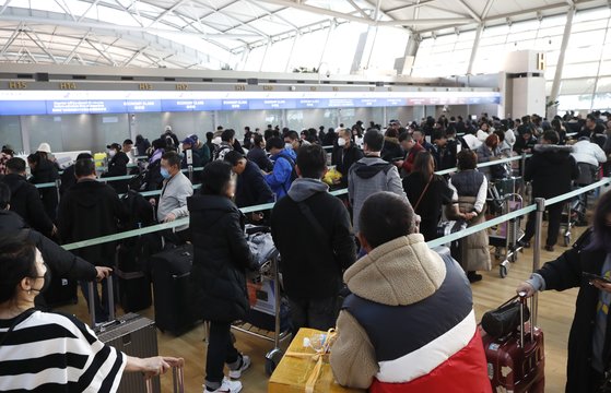 年末年始を海外で過ごそうとする人たちで混雑する仁川国際空港。［写真　ニュース１］