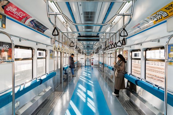１０日からソウル地下鉄４号線で運行予定の「座席のない地下鉄」の内部。［写真　ソウル交通公社］