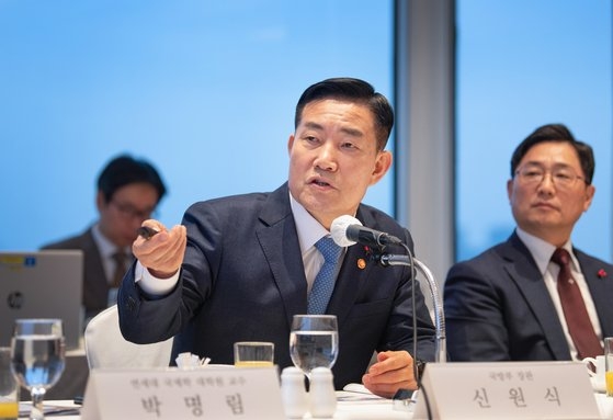 １１日、ソウル中区のロッテホテルで開かれた韓半島平和作り財団主催の「２０２４年第１回韓半島戦略対話」で発言する申源湜（シン・ウォンシク）国防部長官　［写真＝国防部］