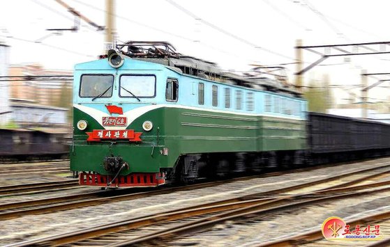 レールの上を走る北朝鮮の列車（記事の内容とは関係ない）