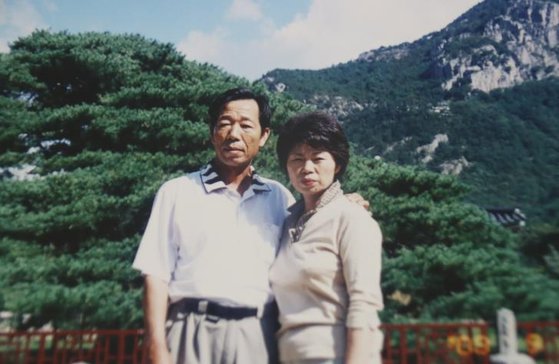 臓器提供者のキム・インテさん（左）。［写真　韓国臓器組織寄贈院］