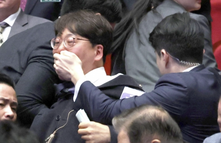 口を塞がれたまま大統領警護員に取り押さえられる韓国野党議員。［写真　聯合ニュース］