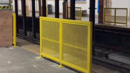 ニューヨーク・マンハッタンの地下鉄駅に設置された遮断網。［Ｘ（旧ツイッター）　キャプチャー］
