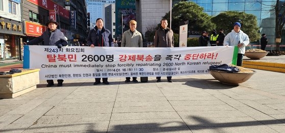 市民団体「韓半島の人権と統一のための弁護士会（韓弁）」のメンバーが１６日、ソウルの在韓中国大使館前で第２４３回火曜集会を開いている。［写真　韓弁］