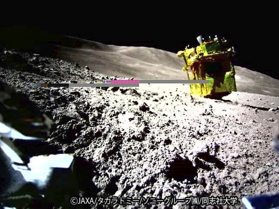 ＪＡＸＡとタカラトミーが共同開発した小型月面ロボット「ＳＯＲＡ－Ｑ」が撮影した無人探査機「ＳＬＩＭ」　［写真　ＪＡＸＡ］