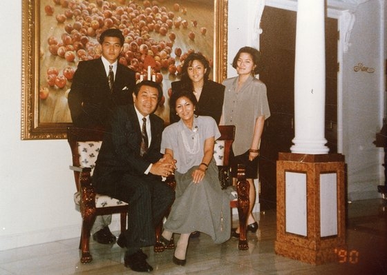 ナムグン・ウォンさんが５０代後半に息子のホン・ジョンウクさん（後ろの一番左）ら家族と一緒に撮影した写真。［中央フォト］