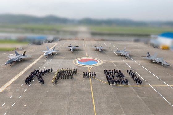 韓国防衛事業庁が昨年６月２８日に国産超音速戦闘機ＫＦ２１「ポラメ」の最後の試作機である６号機が慶尚南道泗川第３訓練飛行団で午後３時４９分に離陸し３３分間の飛行に成功した。写真はＫＦ２１試作６号機。［韓国　防衛事業庁］