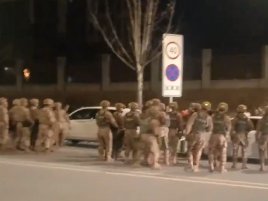 武装軍人が道路を通る車両を検索するＸに投稿された映像。ＳＮＳには１０日に山東省で発生した銃殺人事件関連動画として上げられたが具体的な場所と時間は確認されていない。［Ｘ　キャプチャー］