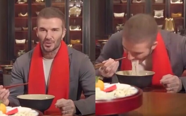 中国ファンにあいさつして麺を食べるベッカム　［写真　ベッカム　ウェイボー］