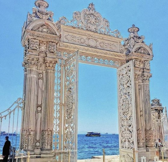 トルコ（テュルキエ）・イスタンブールのドルマバフチェ宮殿（Ｄｏｌｍａｂａｈｃｅ　Ｐａｌａｃｅ）。世界で最も華麗な宮殿の一つに挙げられている。［写真　トルコ文化観光省インスタグラム　キャプチャー］