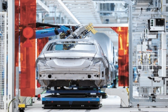 メルセデス・ベンツの独ジンデルフィンゲン工場はデジタル化を通じてロボットが車両製造の大部分を担当する。［中央フォト］