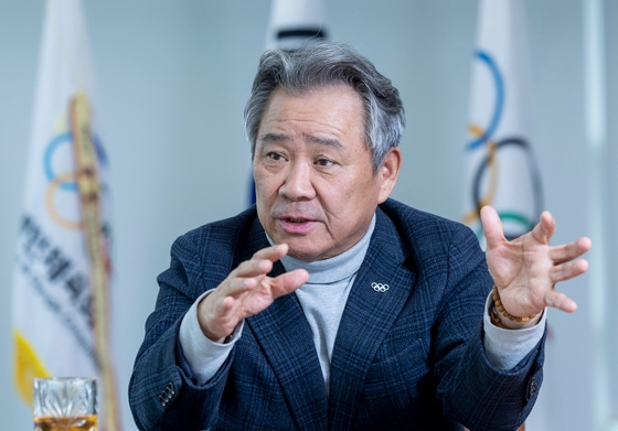 ソウルの五輪会館で会っ大韓体育会の李起興会長は「もうスポーツは単純な試合や大会次元ではなく国民の暮らしと直結した国家的アジェンダになった。『スポーツで健康で幸せな大韓民国』をモットーに幼児から高齢者までだれもがスポーツを楽しめる環境を作るのに努めたい」と話した。キム・サンソン記者