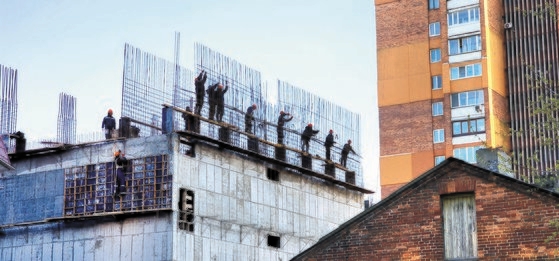 北朝鮮の労働者がロシアのウラジオストクにある大型工事現場で骨組工事をする様子。［写真　カン・ドンワン東亜大学教授］