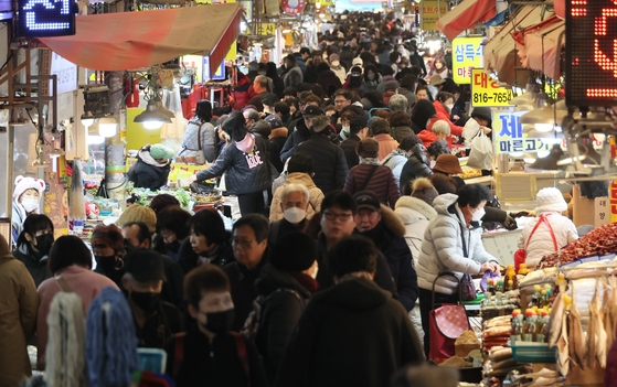 先月２日、祭祀用の買い物をする市民でにぎわう釜山の釜田市場。ソン・ボングン記者