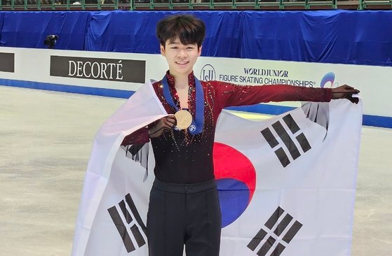 フィギュアスケート男子シングルのソ・ミンギュが２日、台湾の台北アリーナで行われたフィギュアジュニア世界選手権の男子シングルフリーで金メダルを首にかけ喜んでいる。［写真　大韓スケート連盟］