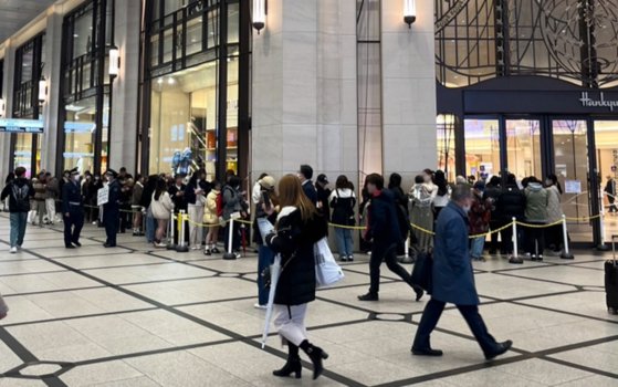 先月２１日から２７日まで韓国のデザイナーファッションブランド「マーティンキム」のポップアップストアが大阪阪急百貨店で開かれた。訪問客が開店時間を控え入場のため列に並んでいる。［写真　ハゴハウス］