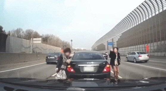 高速道路の真ん中で運転者の交代をする韓国の中年女性たち。［写真　オンラインコミュニティ「ボベドリーム」　キャプチャー］