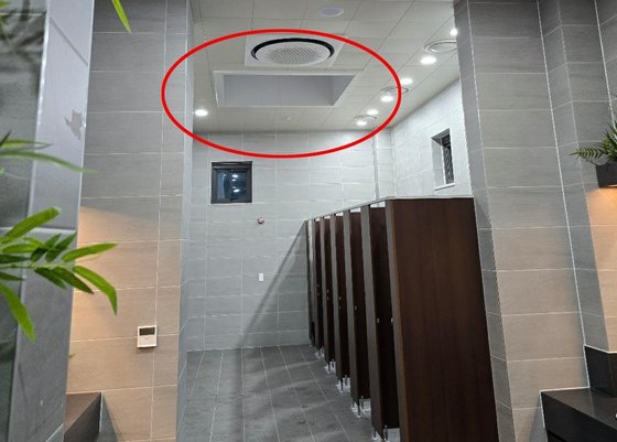 民資高速道路である抱川和道（ポチョン・ファド）高速道路水洞（スドン）サービスエリアのトイレは天井にガラスが使われていて、状況によってトイレの個室内部が映り込む場合がある。［写真　情報提供者Ａさん］