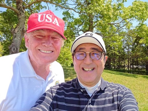安倍氏（右）が千葉県のゴルフ場でゴルフのラウンドの途中、トランプ氏（左）と写真を撮影している。（写真＝ツイッター）