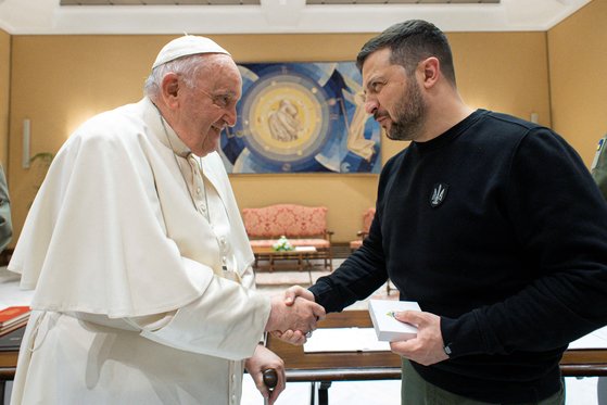 ローマ教皇と握手を交わすゼレンスキー大統領［写真　ＥＰＡ＝聯合ニュース］