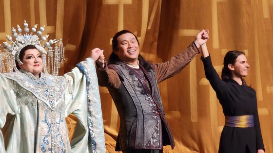 ８日（現地時間）、韓国人テノール歌手のペク・ソクジョンが主役を演じたオペラ『トゥーランドット』が上演された米国ニューヨーク・メトロポリタン歌劇場。［写真　ニューヨーク＝カン・テファ特派員］